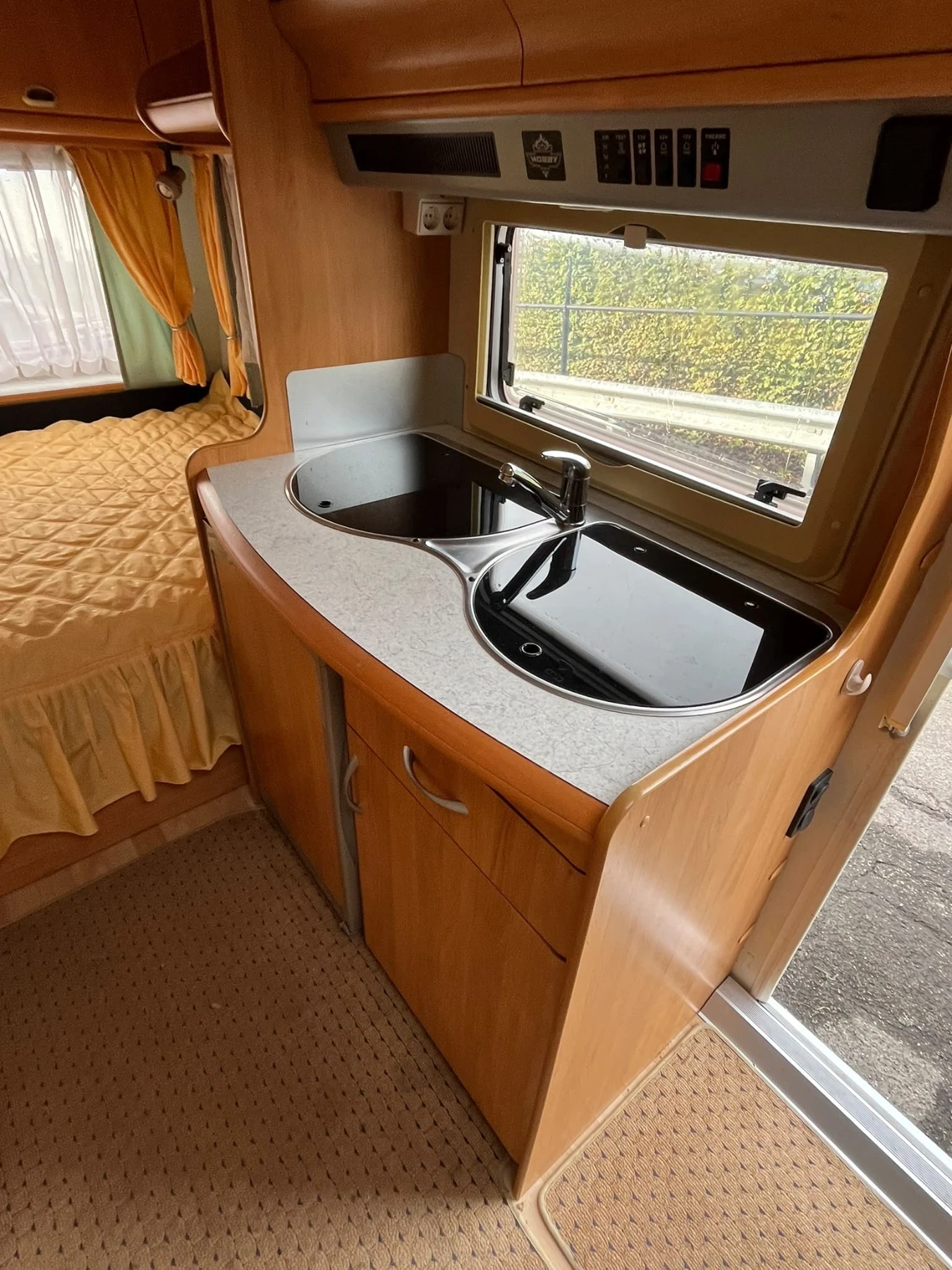 Каравана Hobby Excellent Easy 450, снимка 3 - Каравани и кемпери - 56359723