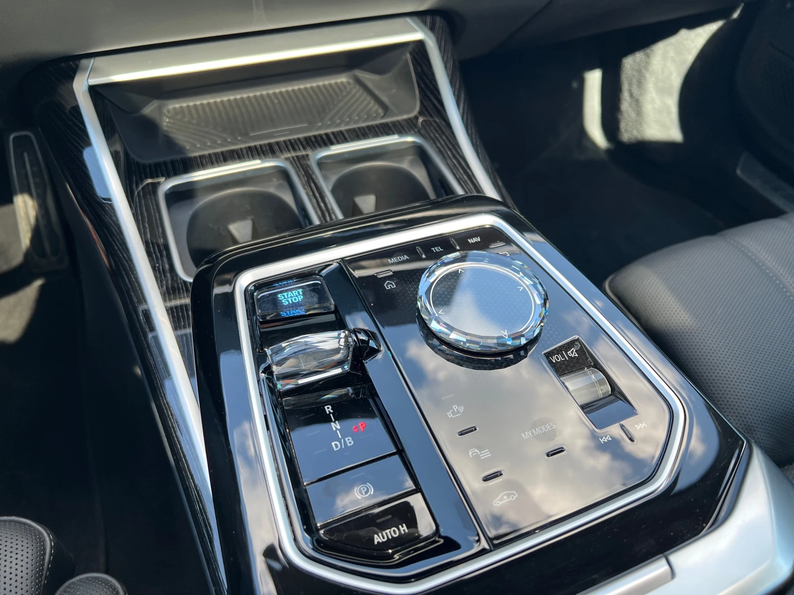 BMW i7 xDrive60, снимка 13 - Автомобили и джипове - 54551995