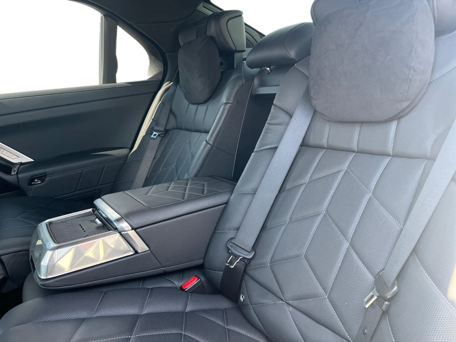 BMW i7 xDrive60, снимка 12 - Автомобили и джипове - 54551995