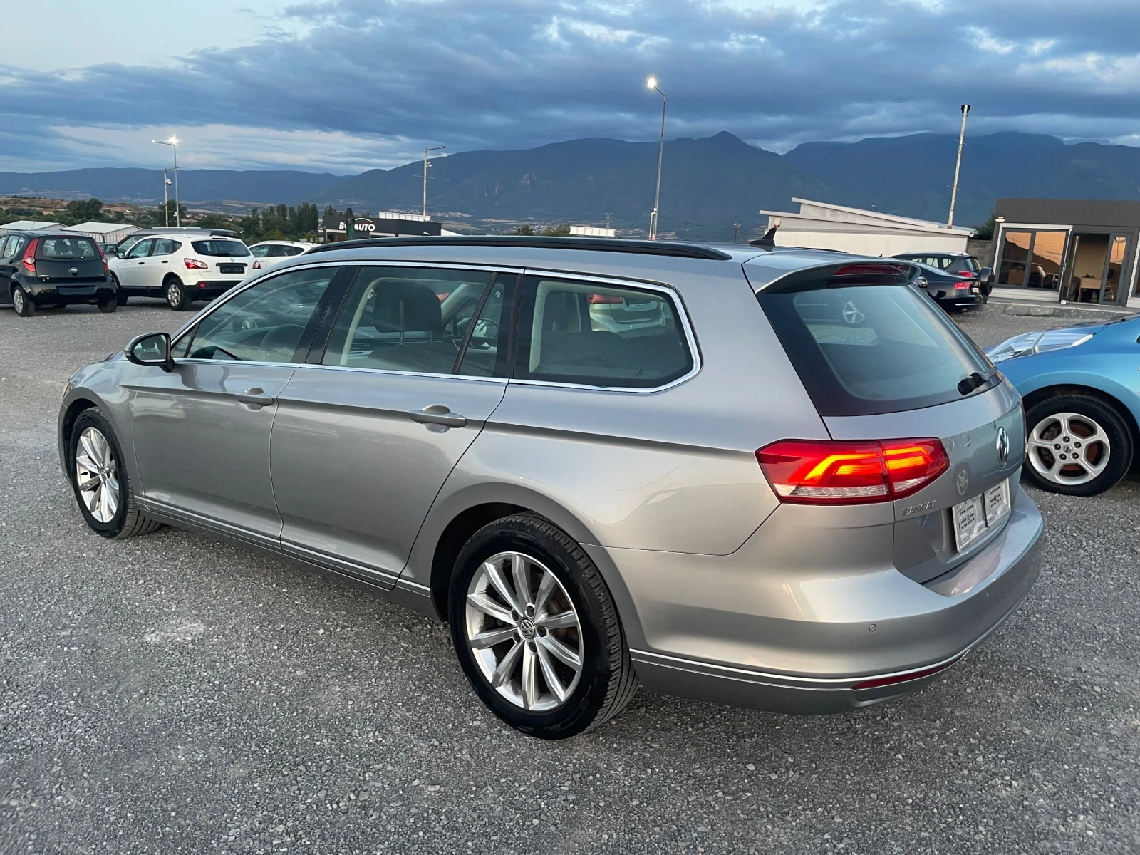 VW Passat 8 1.6TDI DISTRONIC NAVI AUTOMATIC DSG EURO6, снимка 5 - Автомобили и джипове - 55382804