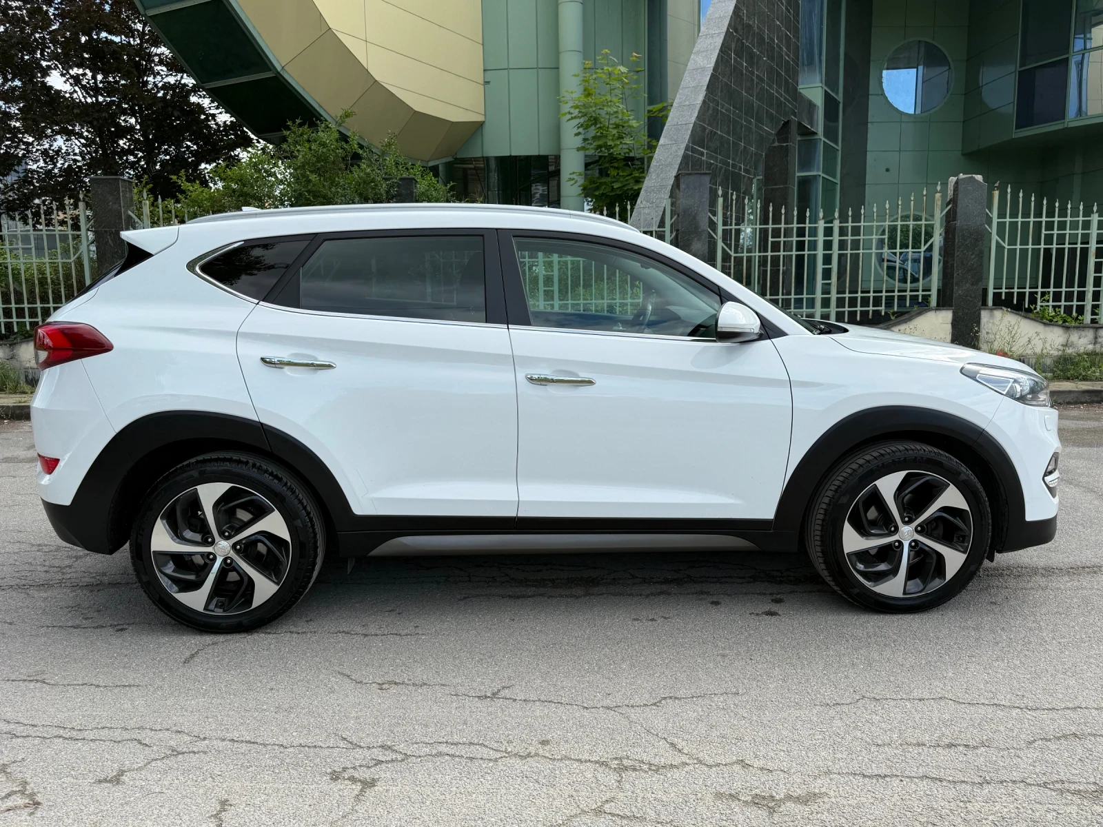 Hyundai Tucson * 2.0CRDI* AWD* PODGREV* CAMERA* SWISS* , снимка 4 - Автомобили и джипове - 54782799