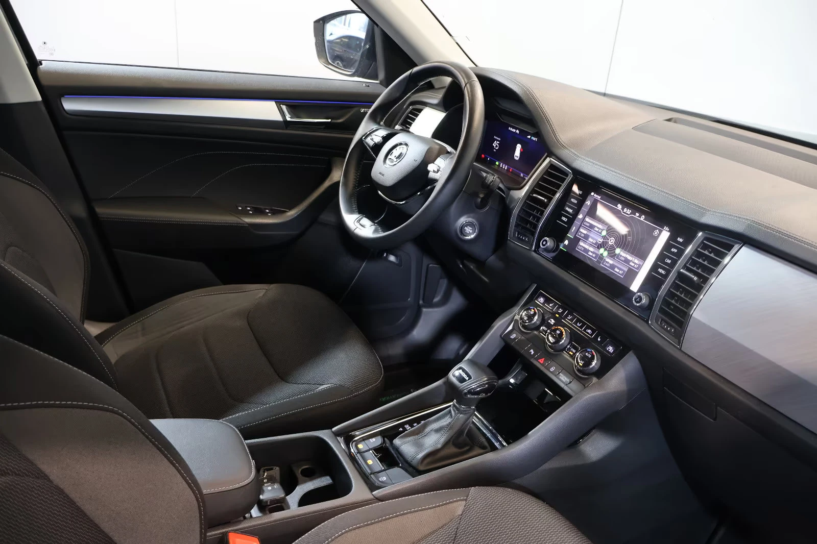 Skoda Kodiaq AMBITION/150HP/CAM/CPLAY/DIGI/NAVI/LED/670q, снимка 13 - Автомобили и джипове - 55992574