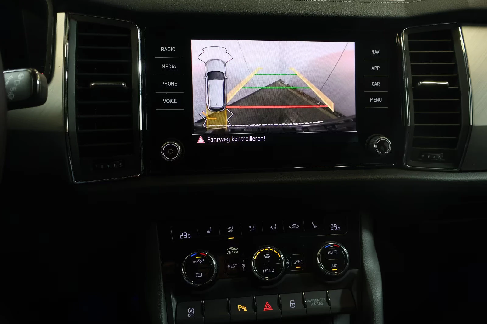 Skoda Kodiaq AMBITION/150HP/CAM/CPLAY/DIGI/NAVI/LED/670q, снимка 11 - Автомобили и джипове - 55992574