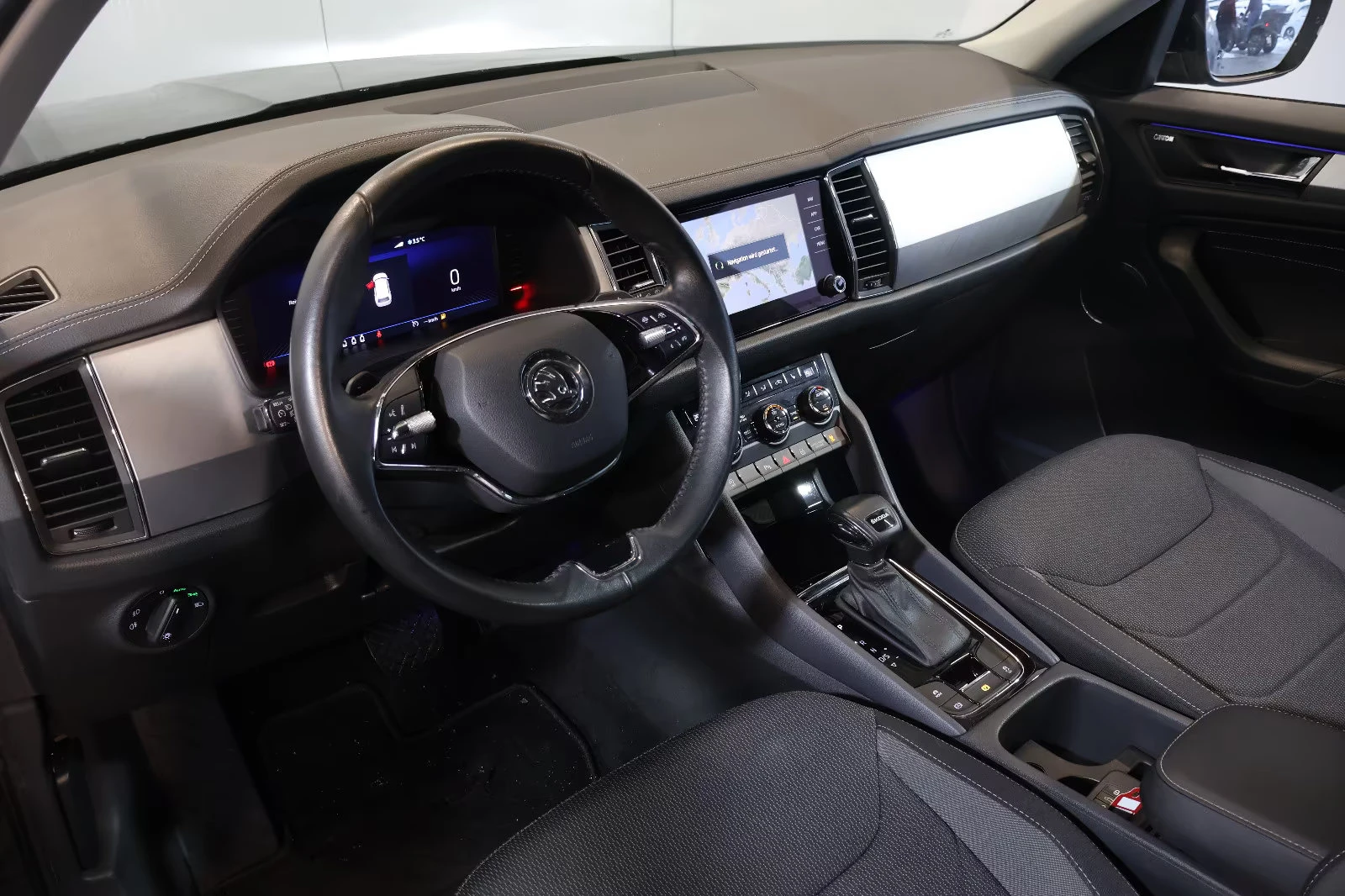 Skoda Kodiaq AMBITION/150HP/CAM/CPLAY/DIGI/NAVI/LED/670q, снимка 8 - Автомобили и джипове - 55992574
