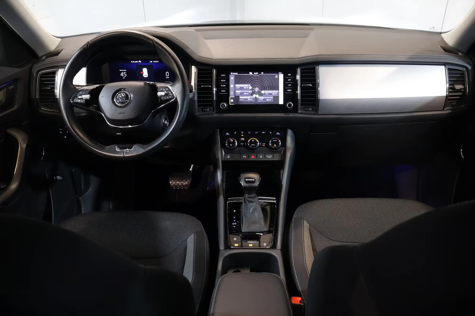 Skoda Kodiaq AMBITION/150HP/CAM/CPLAY/DIGI/NAVI/LED/670q, снимка 9 - Автомобили и джипове - 55992574