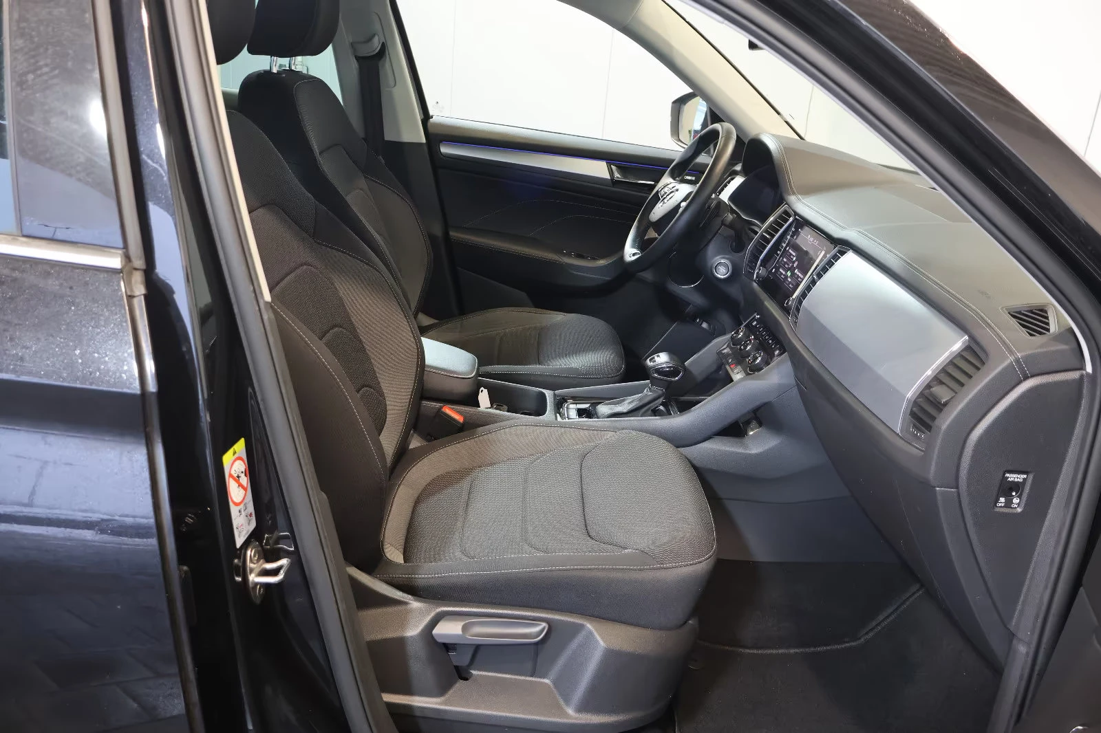 Skoda Kodiaq AMBITION/150HP/CAM/CPLAY/DIGI/NAVI/LED/670q, снимка 12 - Автомобили и джипове - 55992574