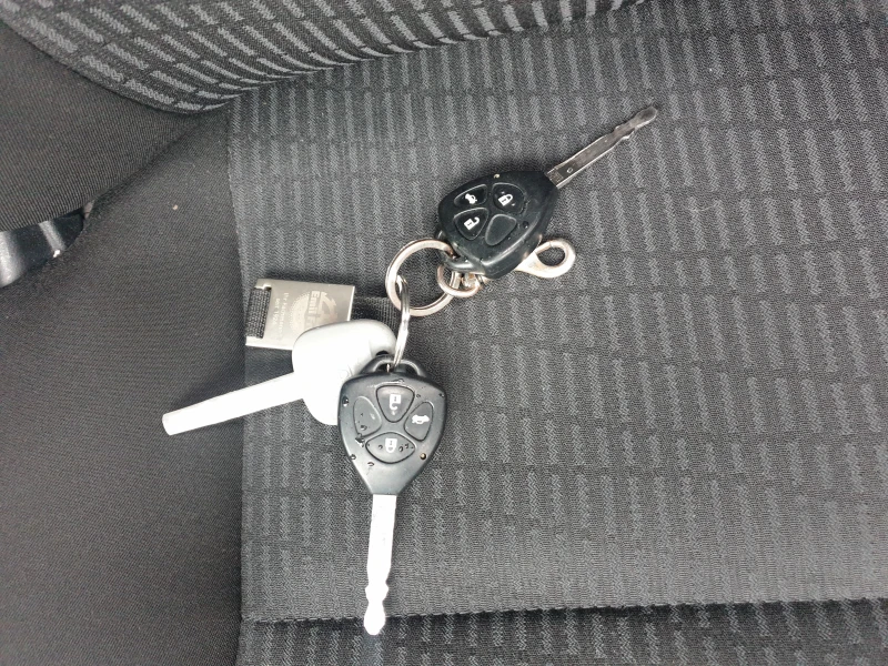 Toyota Avensis 2.0 benzin , снимка 17 - Автомобили и джипове - 51772786