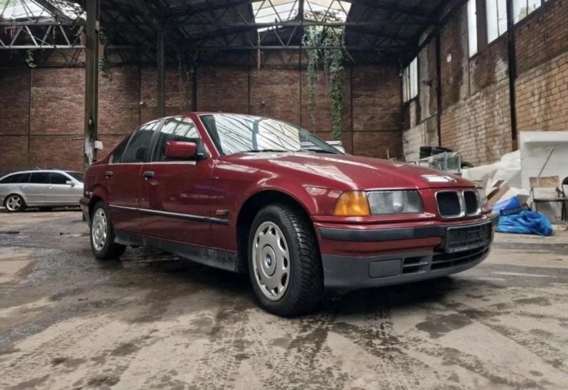 BMW 318 1.8is 143кс, снимка 3 - Автомобили и джипове - 53181644