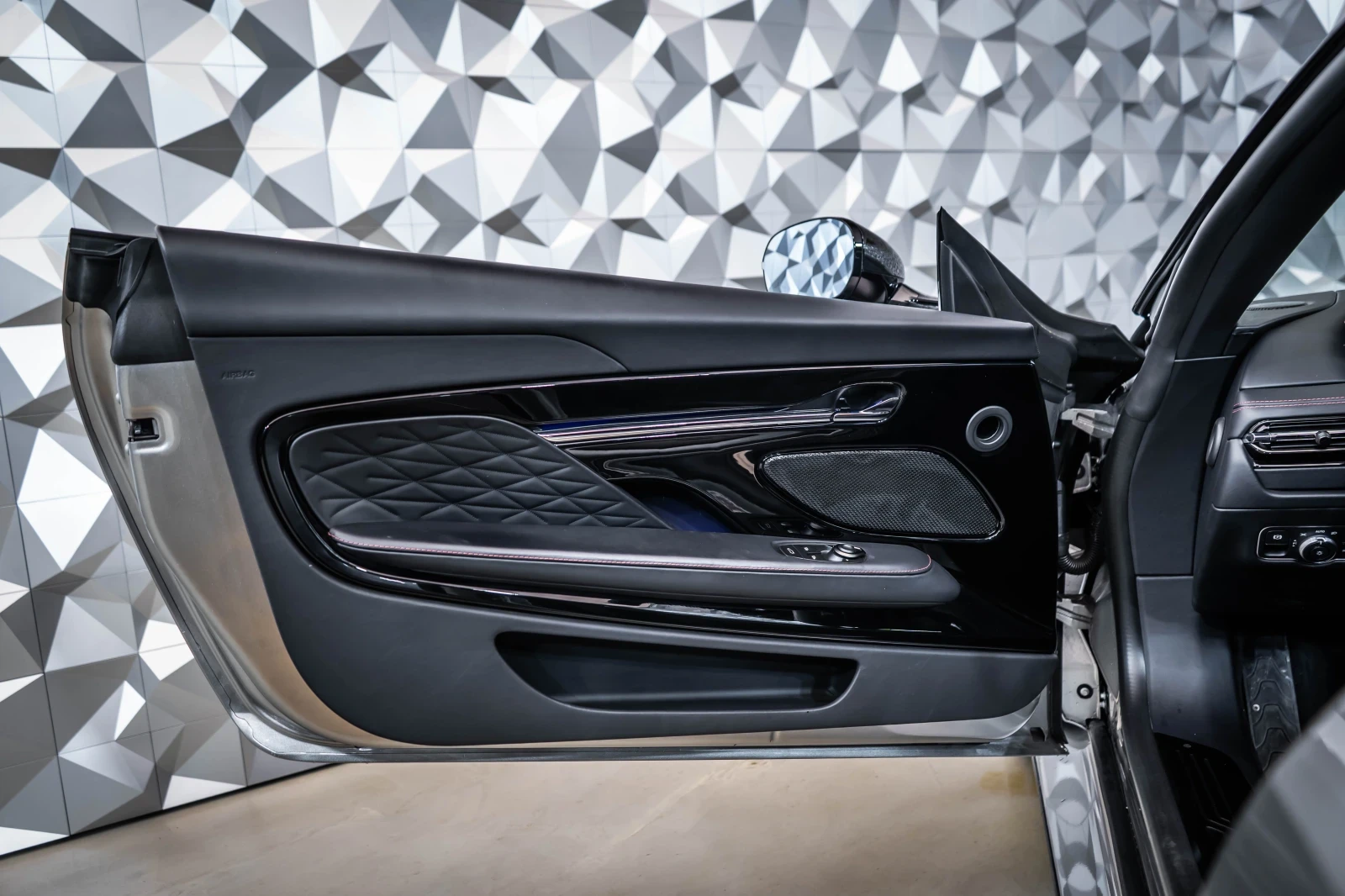 Aston Martin Други DB12 Volante Aluminite Silver - изображение 7