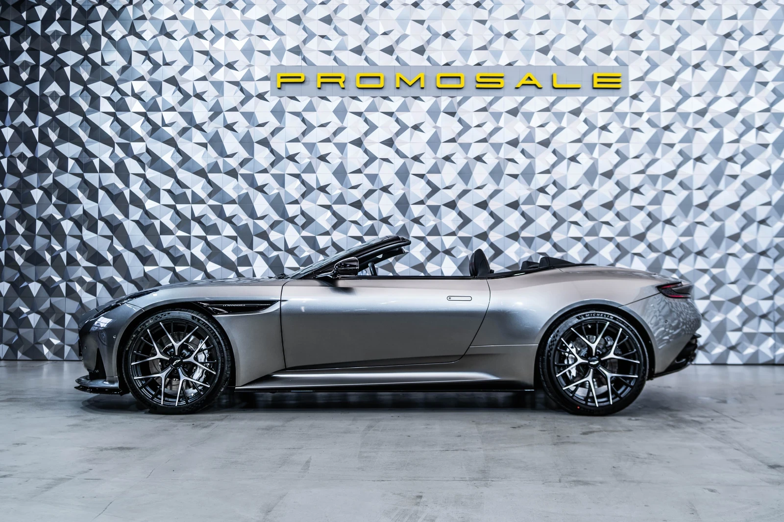 Aston Martin Други DB12 Volante Aluminite Silver - изображение 3