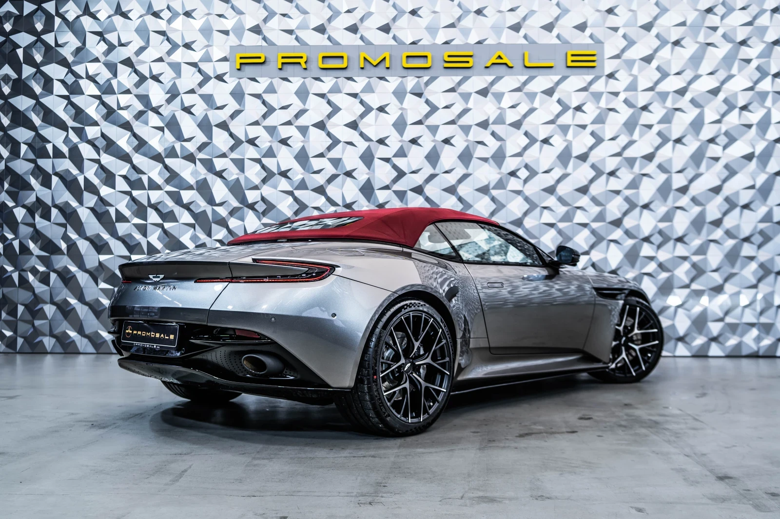 Aston Martin Други DB12 Volante Aluminite Silver - изображение 5