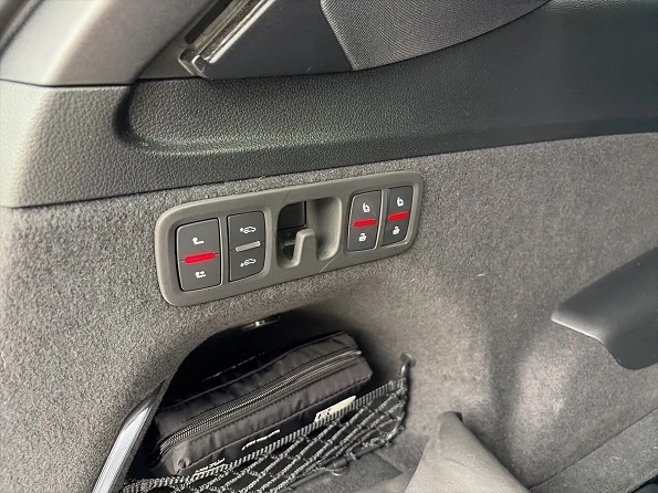 Audi SQ7 Quattro = Black Optics = Гаранция, снимка 14 - Автомобили и джипове - 56206455