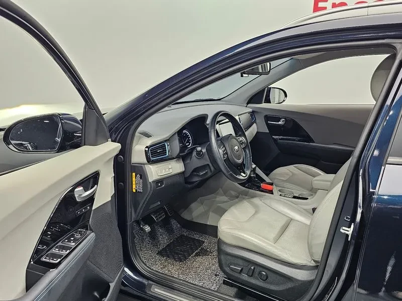 Kia Niro Noblesse, снимка 10 - Автомобили и джипове - 56517635