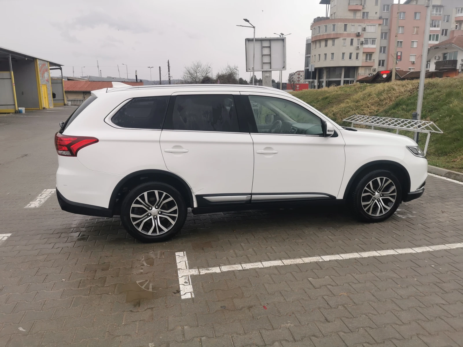 Mitsubishi Outlander 2.0 150 к.с. 4х4, газ, автомат, 98000 км, наличен, снимка 3 - Автомобили и джипове - 53819336