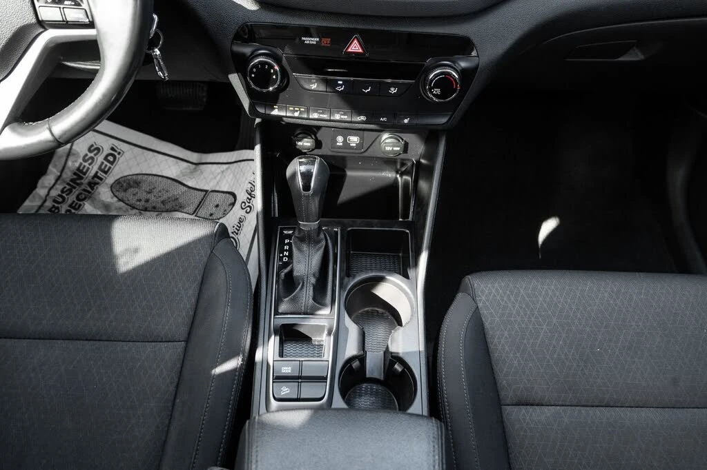 Hyundai Tucson Premium FWD АвтоКредит  (ЦЕНА ДО БГ), снимка 8 - Автомобили и джипове - 54693503