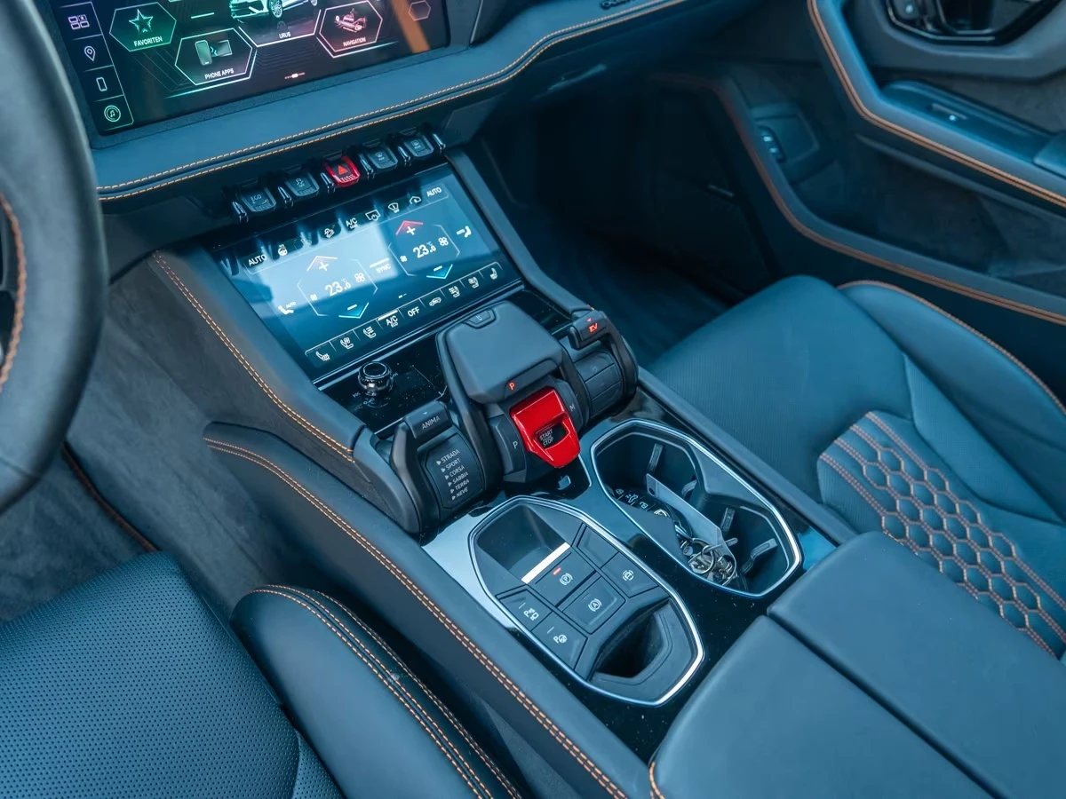 Lamborghini Urus SE PLUG-IN HYBRID AKRAPOVIC B&O KERAMIK PANORAMA , снимка 11 - Автомобили и джипове - 55645315