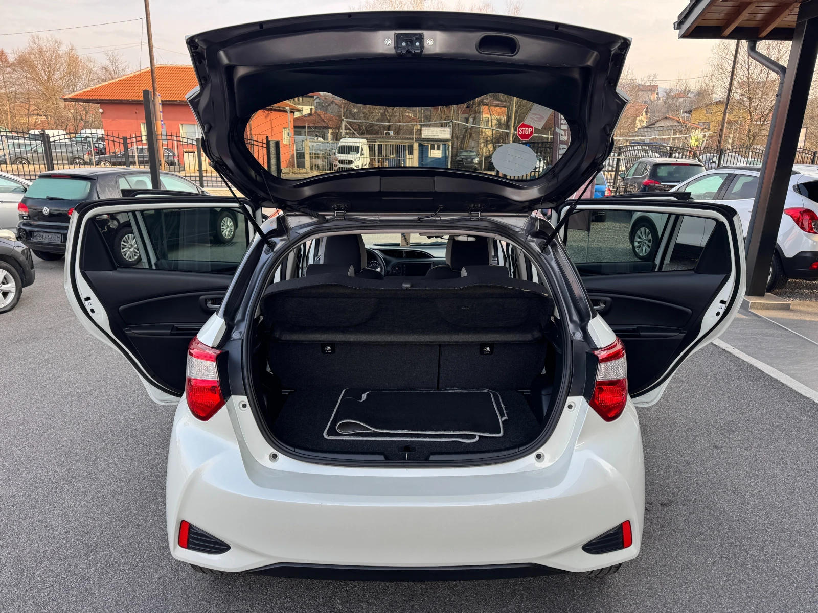 Toyota Yaris 1.5 BI-TONE НОВ ВНОС, снимка 14 - Автомобили и джипове - 53753848