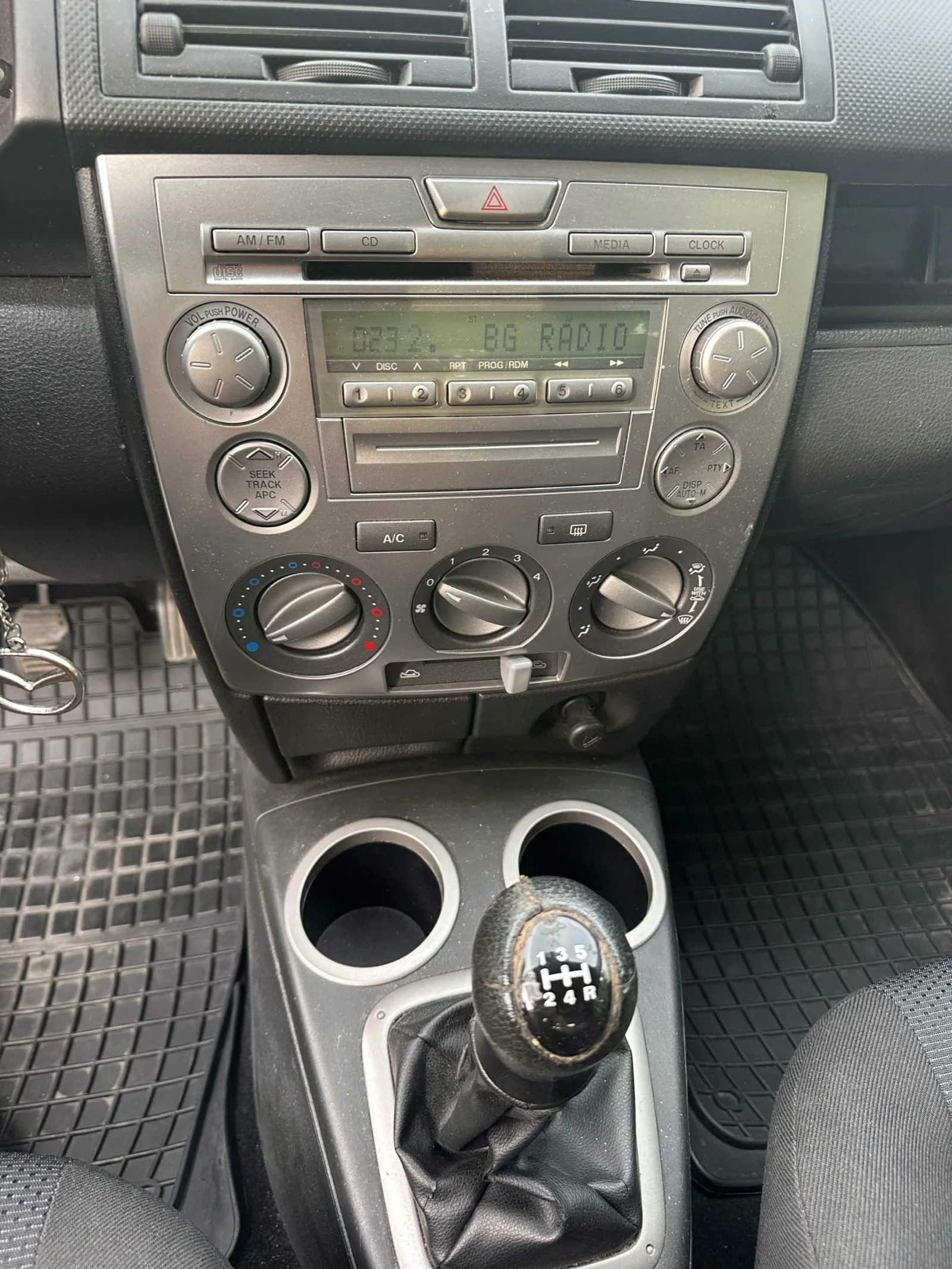 Mazda 2, снимка 8 - Автомобили и джипове - 56172497