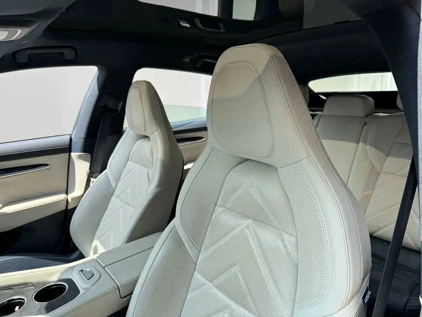 Zeekr 001, снимка 13 - Автомобили и джипове - 56706619