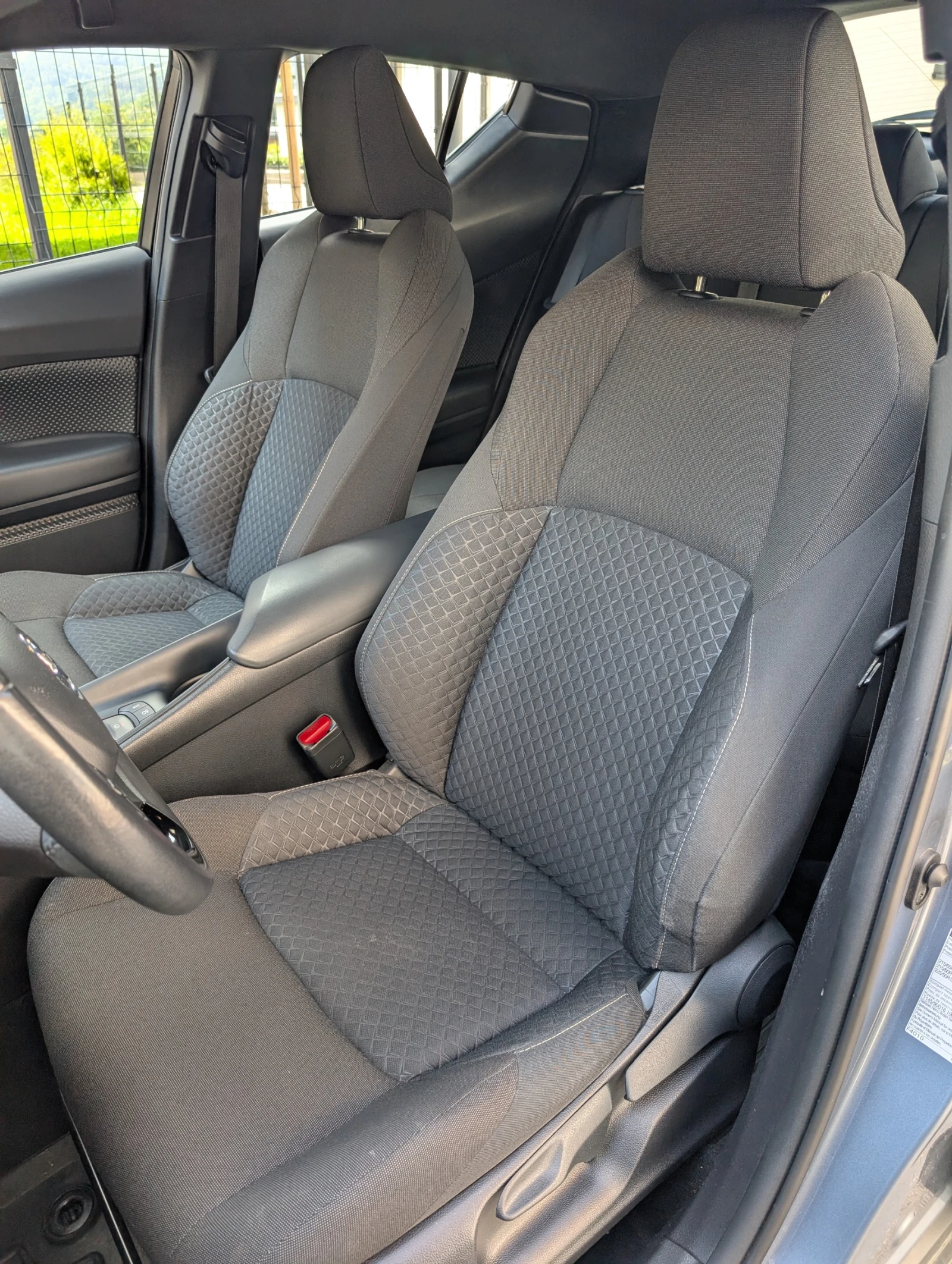 Toyota C-HR 1.8 Hybrid | 2021 | 40000 км | ГАРАЖЕН | 1-ви соб - изображение 9