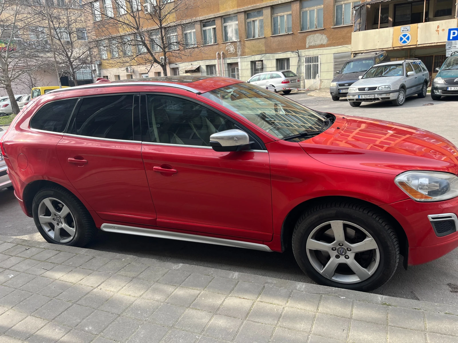 Volvo XC60 D5, R-Design, снимка 2 - Автомобили и джипове - 54015484