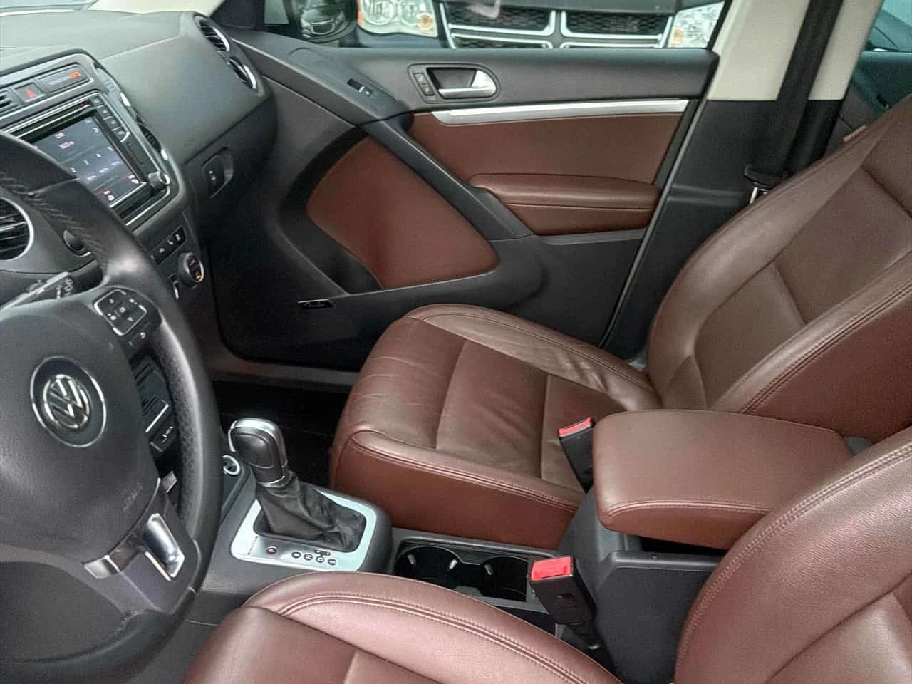 VW Tiguan * 4MOTION 4dr Auto * CARFAX * БЕЗ ПЪРВОНАЧАЛНА ВНО, снимка 16 - Автомобили и джипове - 56252690