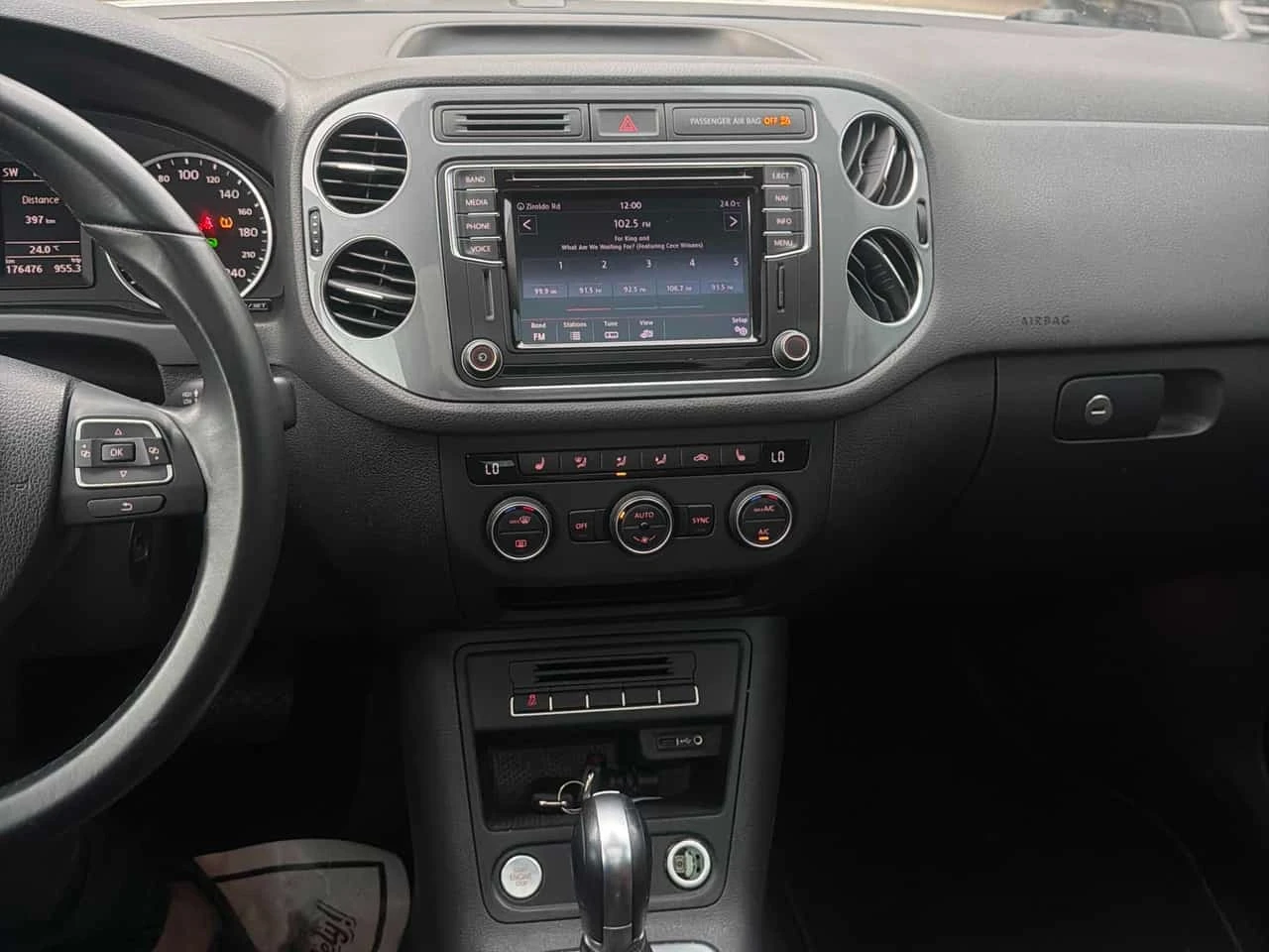 VW Tiguan * 4MOTION 4dr Auto * CARFAX * БЕЗ ПЪРВОНАЧАЛНА ВНО, снимка 9 - Автомобили и джипове - 56252690