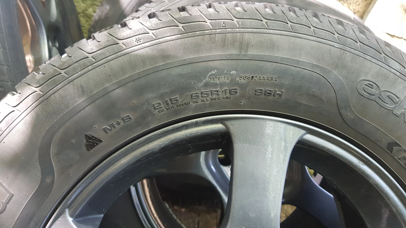 Гуми Зимни 215/65R16, снимка 2 - Гуми и джанти - 54493779