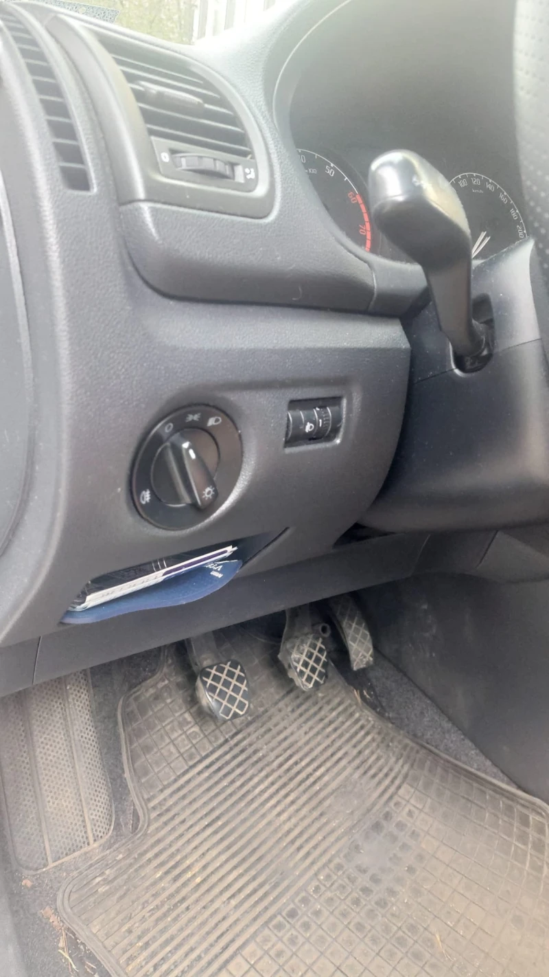 Skoda Fabia 1.2, 75 к.с. газов инжекцион, снимка 8 - Автомобили и джипове - 52403766