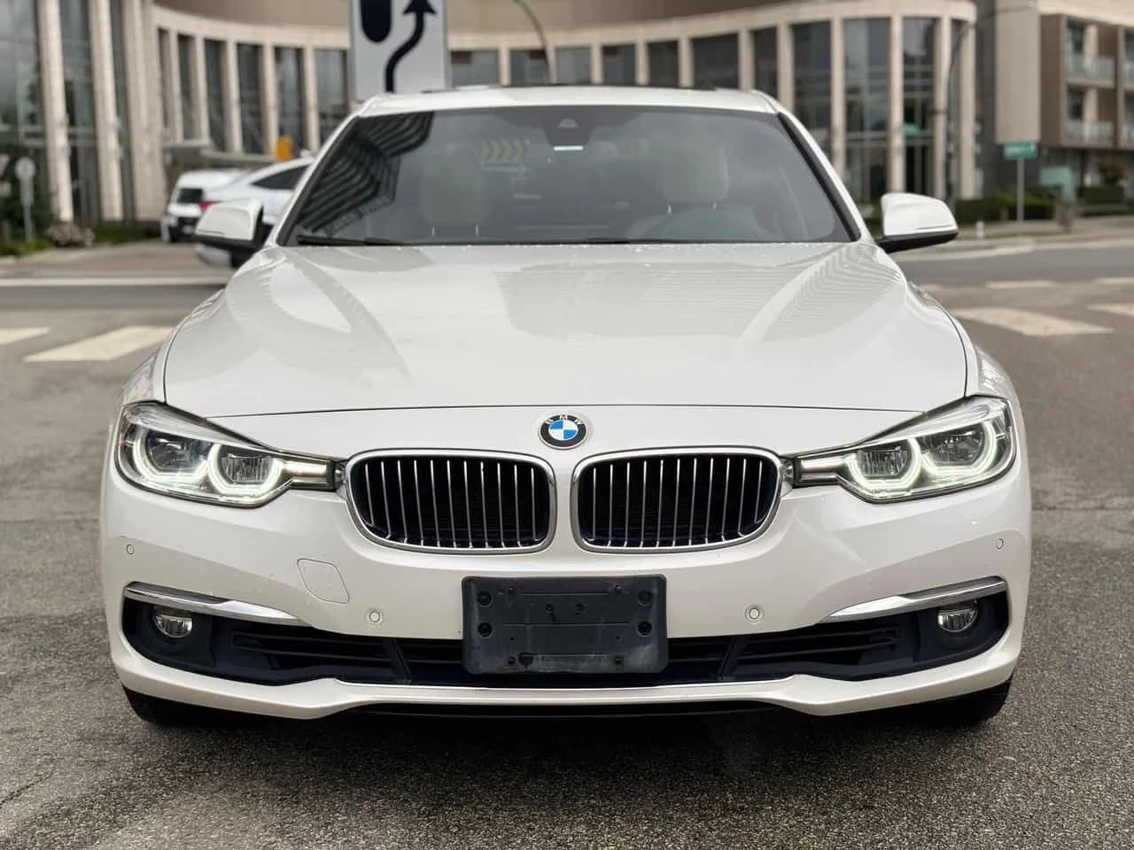 BMW 330 i xDrive/CARFAX/ШИБИДАХ/ПОДГРЕВИ, снимка 2 - Автомобили и джипове - 54171441