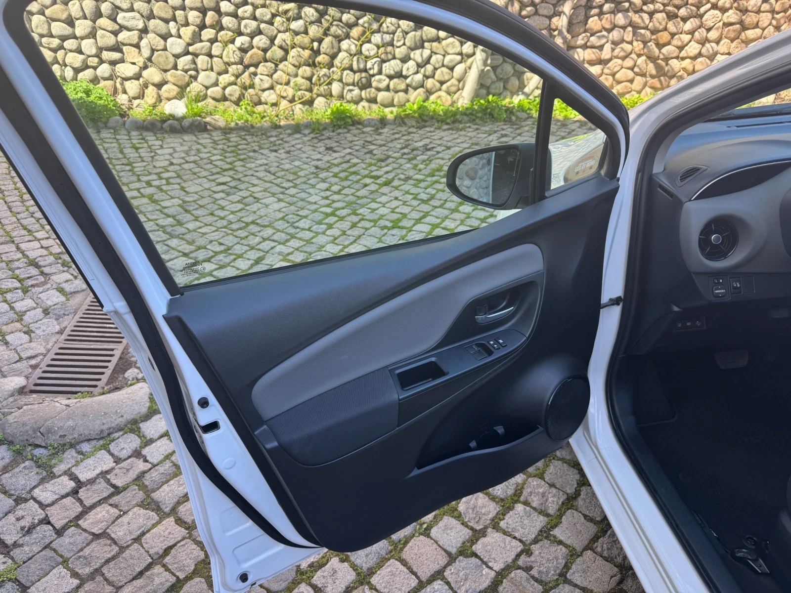 Toyota Yaris, снимка 5 - Автомобили и джипове - 54355357