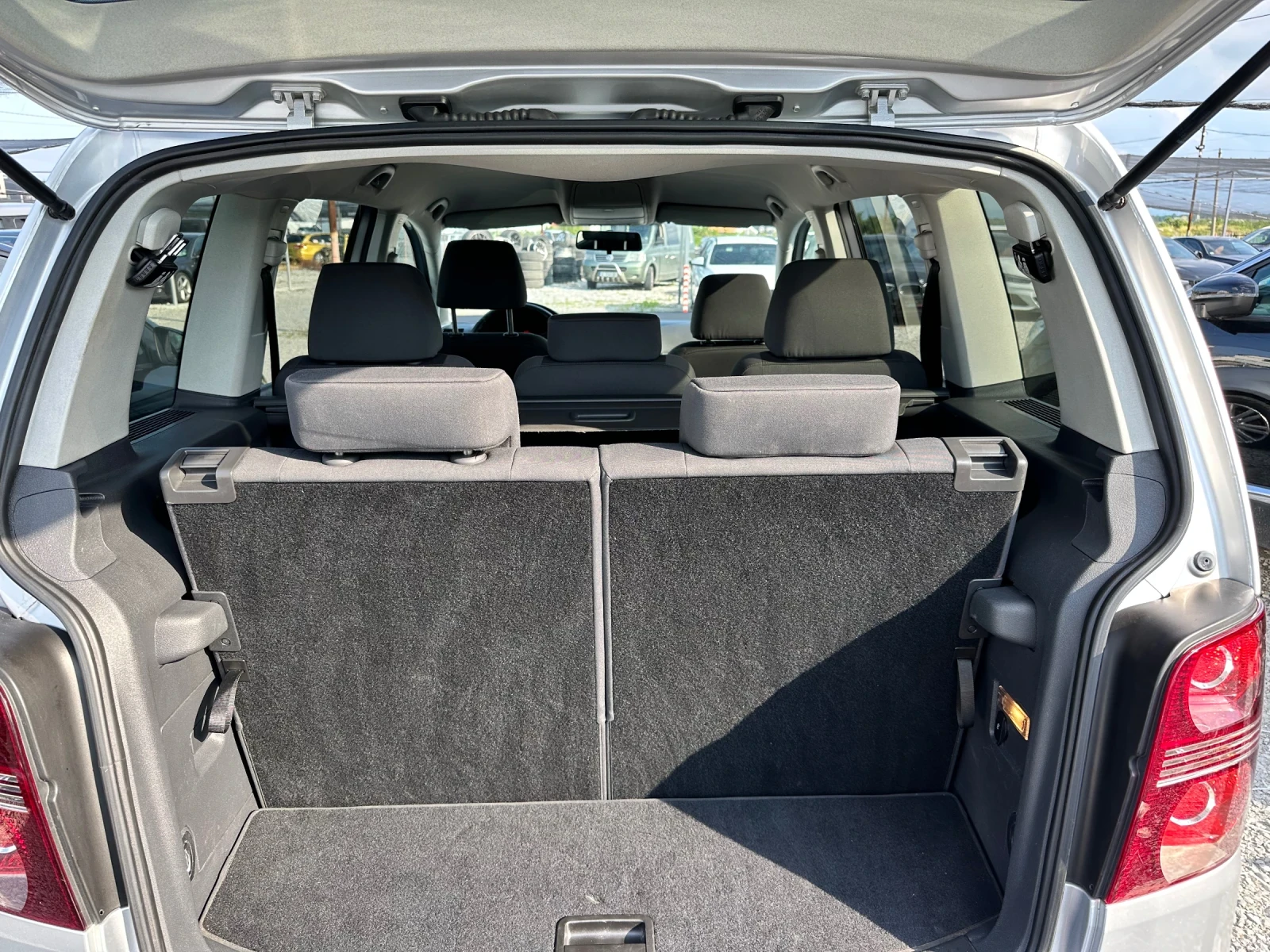 VW Touran 1.9 TDI 6+ 1 ms, снимка 14 - Автомобили и джипове - 54795251