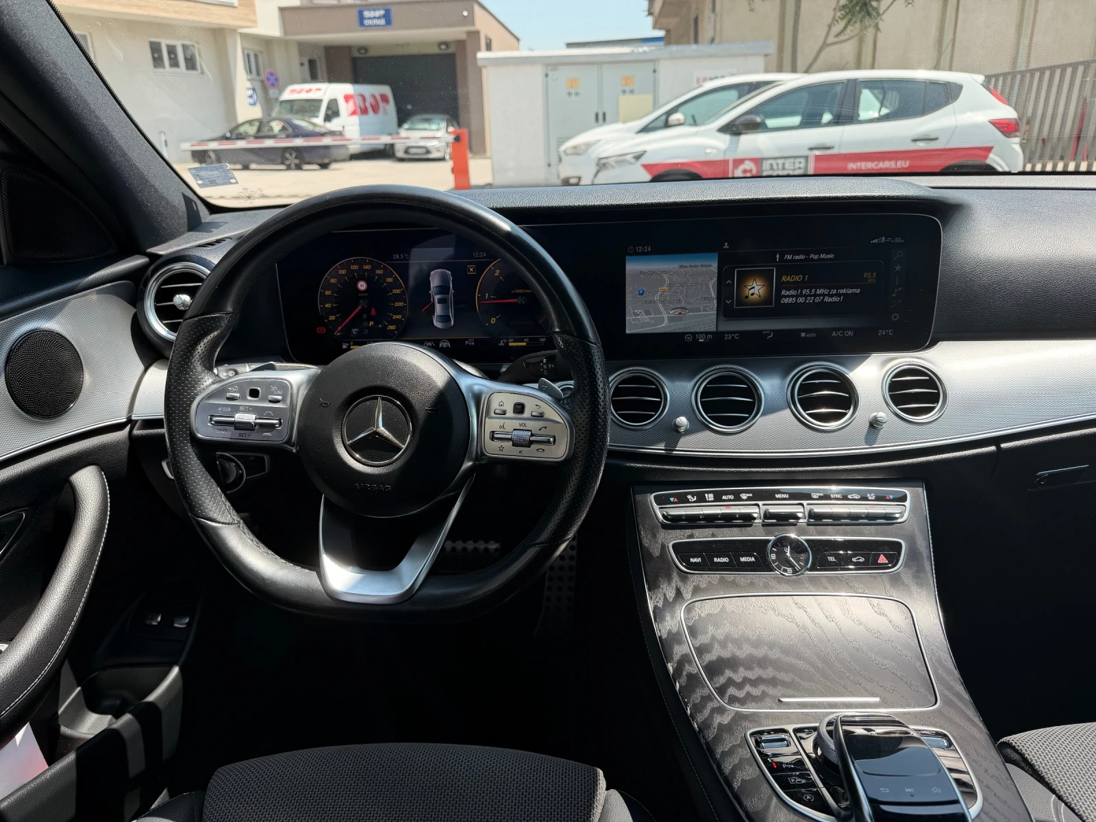 Mercedes-Benz E 220 AMG SportStyle, снимка 9 - Автомобили и джипове - 54799497
