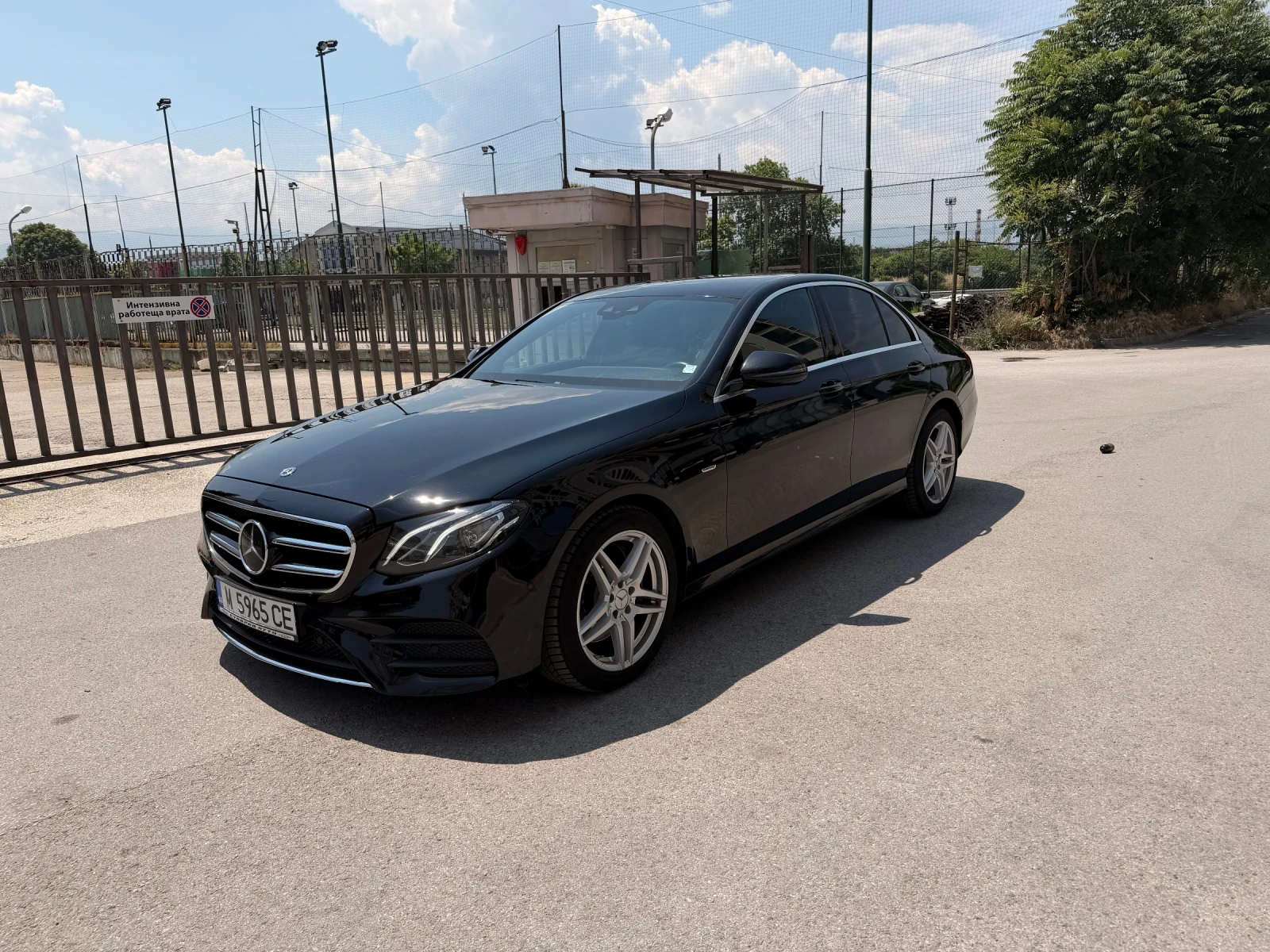 Mercedes-Benz E 220 AMG SportStyle, снимка 4 - Автомобили и джипове - 54799497