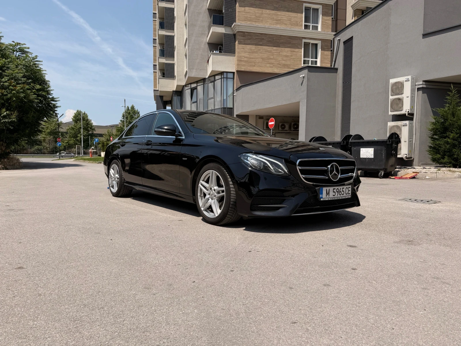 Mercedes-Benz E 220 AMG SportStyle, снимка 3 - Автомобили и джипове - 54799497