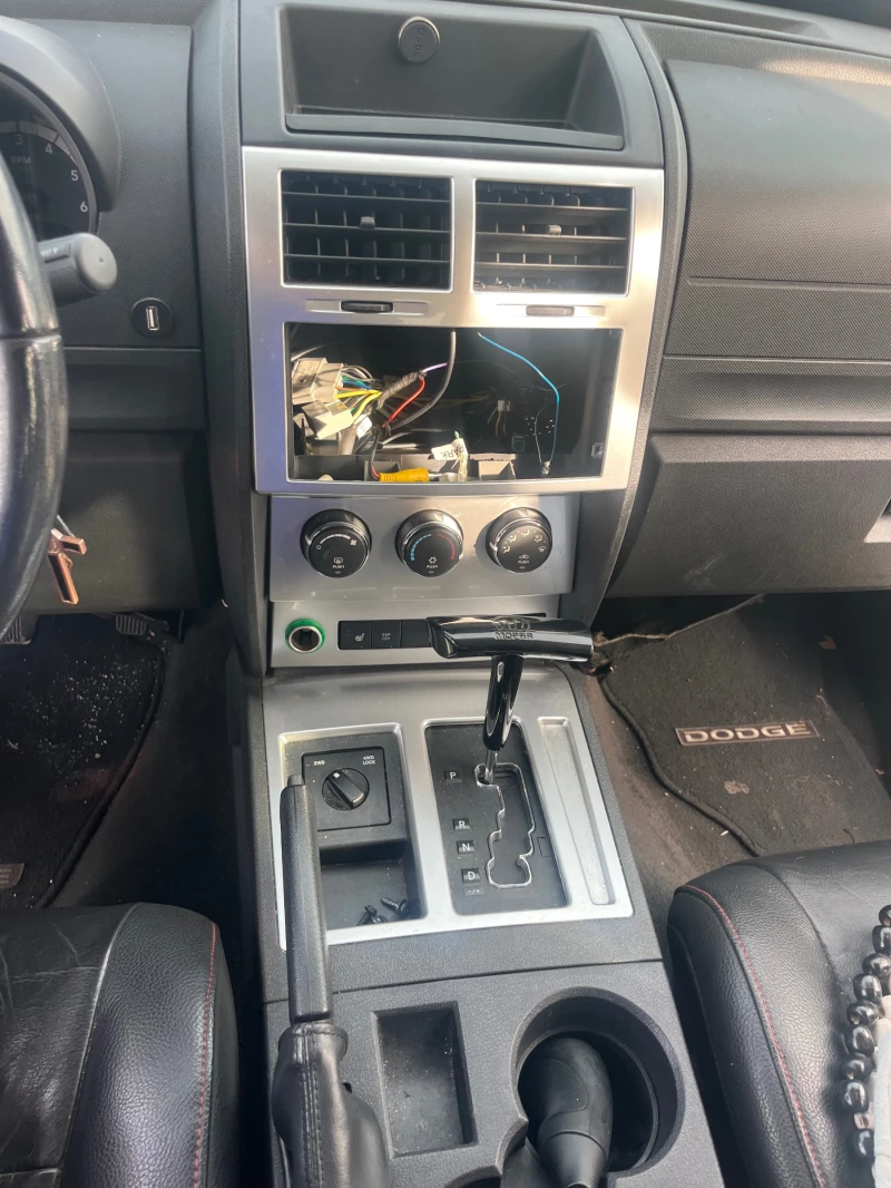 Dodge Nitro 2.8 CRDI, снимка 10 - Автомобили и джипове - 52630791