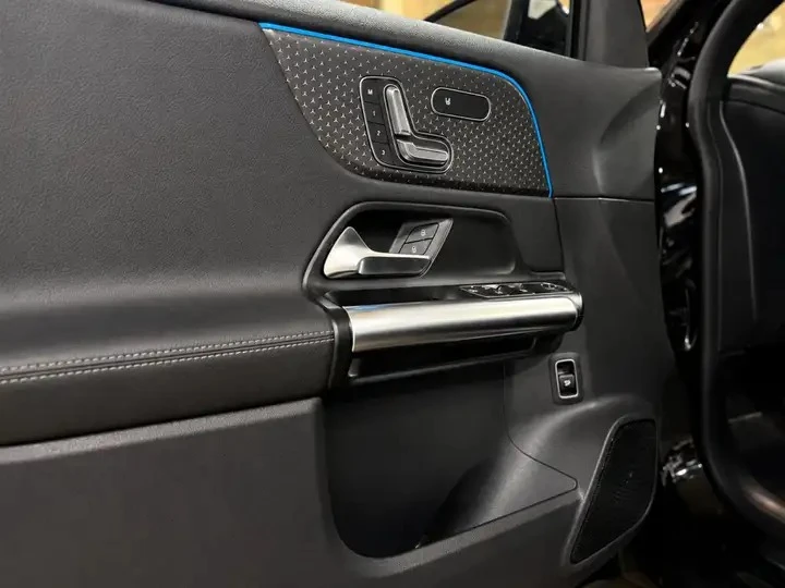 Mercedes-Benz GLA Automatic, снимка 17 - Автомобили и джипове - 56011108