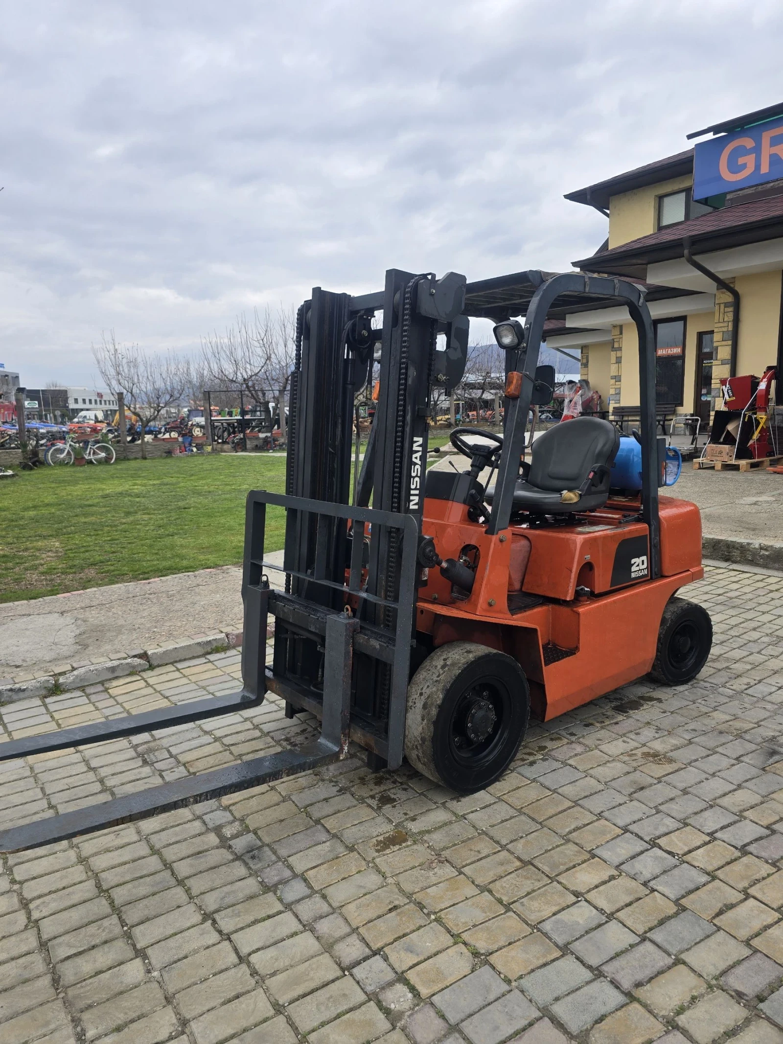 Мотокар Nissan Бензинов, с виличен изравнител 2.0тон