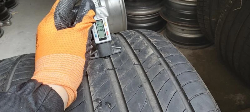 Гуми Летни 235/40R18, снимка 4 - Гуми и джанти - 32283297