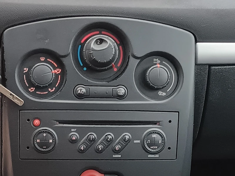 Renault Clio 1.5DCI, снимка 13 - Автомобили и джипове - 52927614