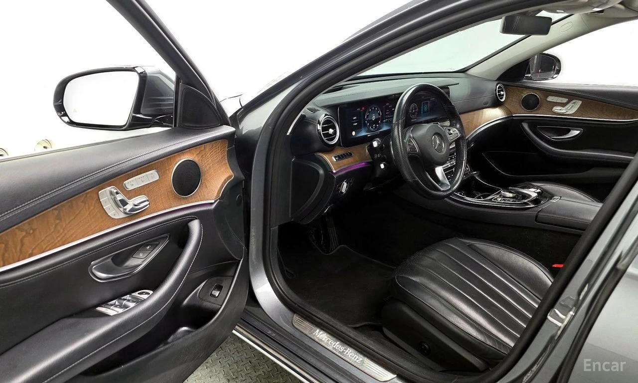 Mercedes-Benz E 300 4MATIC* ДИГИТАЛНО* ТАБЛО* ОБДУХВАНЕ* ХЕДЪП* 360КАМ, снимка 6 - Автомобили и джипове - 55927290