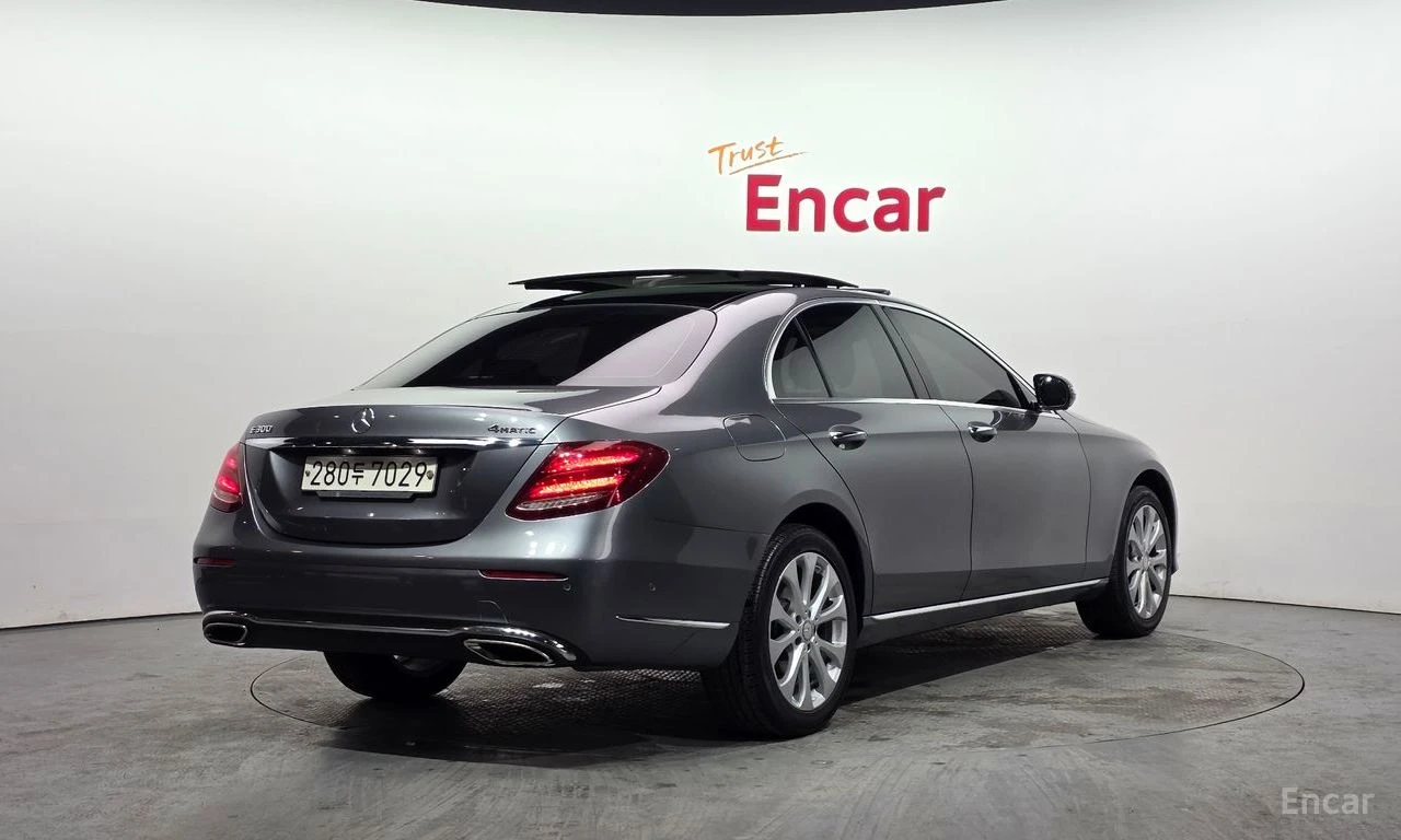 Mercedes-Benz E 300 4MATIC* ДИГИТАЛНО* ТАБЛО* ОБДУХВАНЕ* ХЕДЪП* 360КАМ, снимка 2 - Автомобили и джипове - 55927290