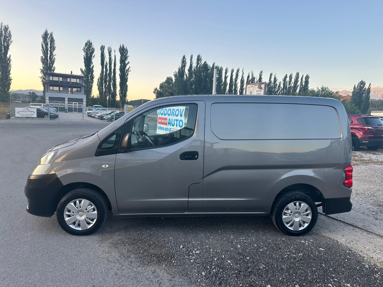 Nissan e-NV200 1.5 D SERVICE BOOK Eu6 , снимка 2 - Автомобили и джипове - 56075861
