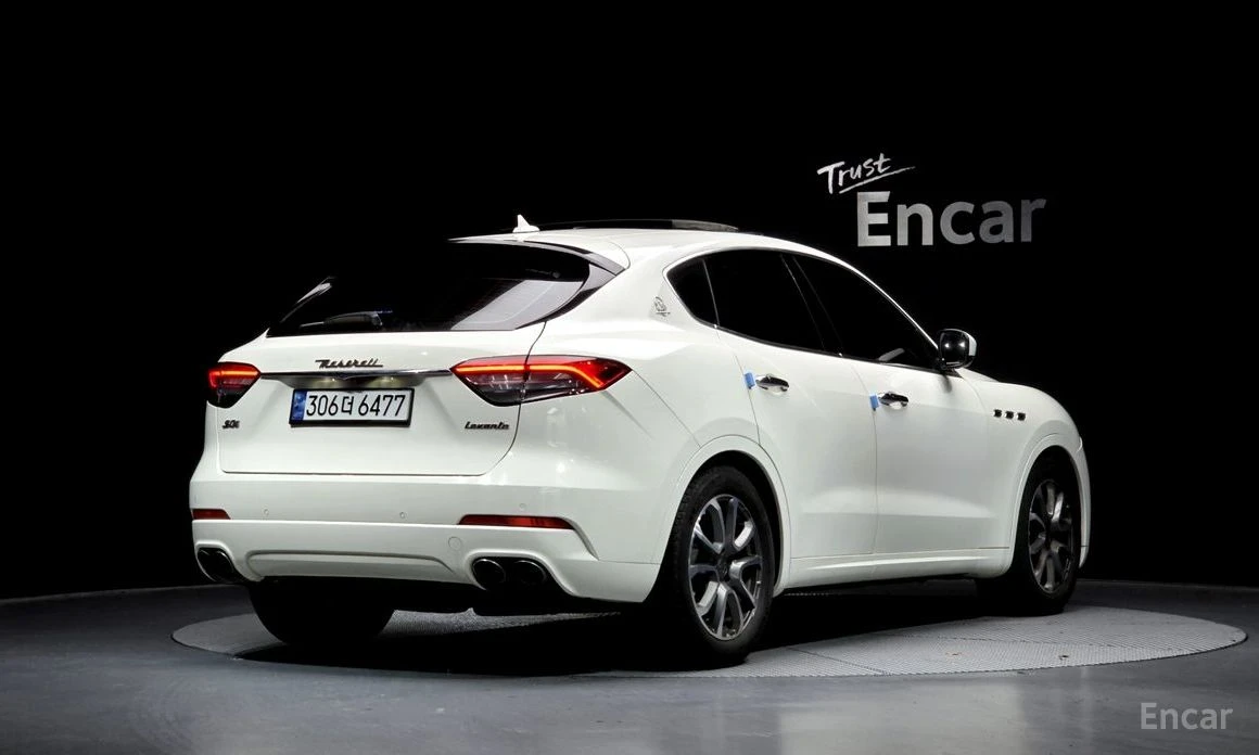 Maserati Levante AWD* PREMIUM* ПАНО* КАМЕРИ* KEYLESS* ПОДГРЕВ* , снимка 3 - Автомобили и джипове - 54195028