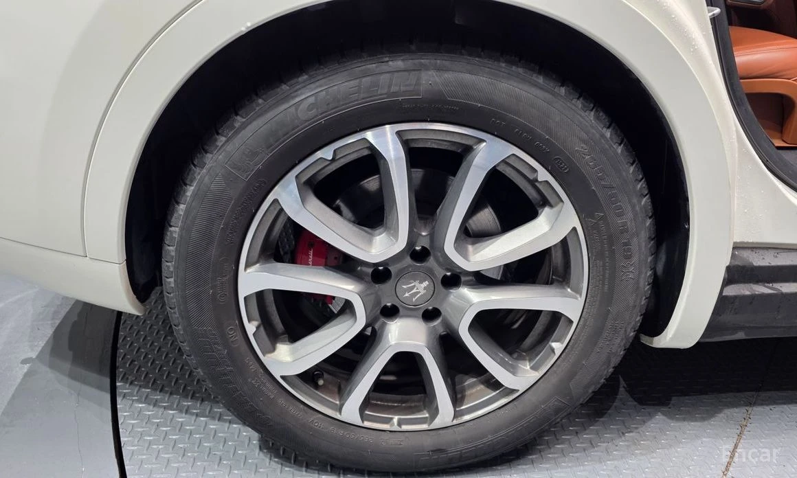 Maserati Levante AWD* PREMIUM* ПАНО* КАМЕРИ* KEYLESS* ПОДГРЕВ* , снимка 15 - Автомобили и джипове - 54195028