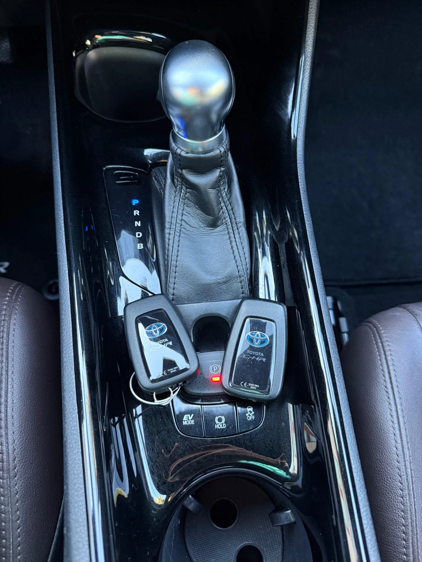Toyota C-HR 1.8 Hybrid Lounge, Пълна Сервизна Книжка, Keyless, снимка 8 - Автомобили и джипове - 54389718
