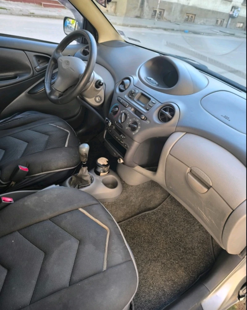 Toyota Yaris 1.0 БЕНЗИН/ ГАЗ, 4 ВРАТИ, КЛИМАТИК, снимка 3 - Автомобили и джипове - 51294118