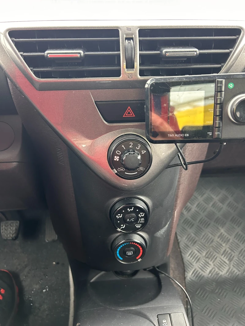 Toyota IQ 1.0i EURO 4, снимка 12 - Автомобили и джипове - 51923358