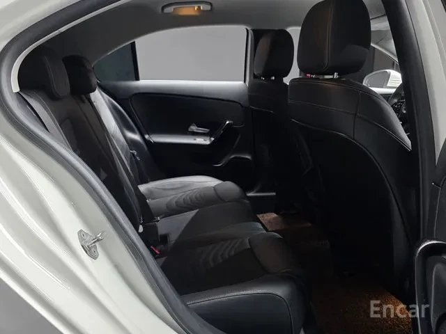 Mercedes-Benz A 220 W177 Sedan, снимка 8 - Автомобили и джипове - 55681760