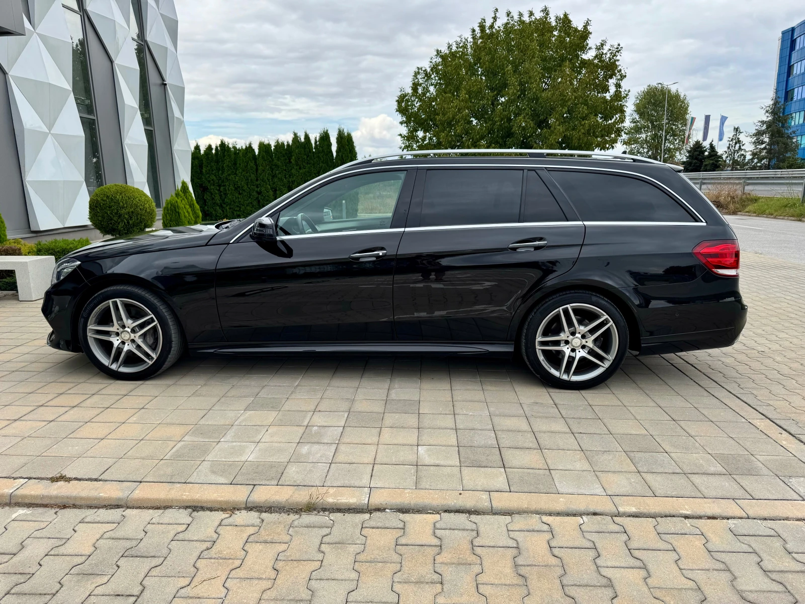 Mercedes-Benz E 350 AMG-4MATIC-DISTRONIK+ 360КАМЕРИ-ТОЧКА-LANE-ASIST- - изображение 8